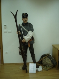 Razstava o 10th Mountain Division v Logu pod Mangartom, avtorjev Janeza Kavarja in Gregorja Kastelica, z vojakom iz 1. svetovne vojne za uvod k dogodkom me drugo vojno.