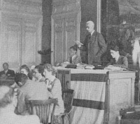 FIS kongres, Pau, Francija 1946 med govorom predsednika Norvežana Nocolaia Ramma Østgaarda, ki je bil veliki nasprotnik Planice in poletov na smučeh, ki ga je končno zmehčal Joso Gorec.