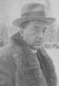 Inž. Stranko Bloudek (1890 – 1959) pred 2. svetovno vojno, ko je še nosil klobuk in kravato, po vojni pa svoj imidž spremenil.