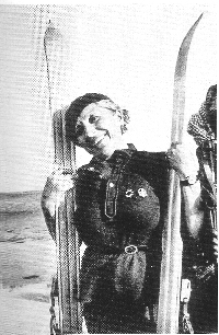 Marie Marvingt s svojo aluminijasto smučko leta 1928, ko jo je poleg hoje po puščavi v Maroku preskusila še na snegu doma v Franciji.