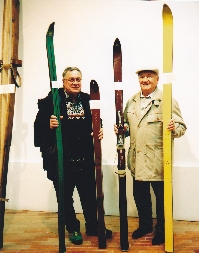 Zvonko Debeljak na desni z rumeno aluminijasto smučko iz leta 1960, ko je ta veljala za zelo hitro tekmovalno smuk smučko. Z avtorjem tega prispevka prikazujeta najbolj znane Debeljakove smučke tik pred otvoritvijo razstave razvoja smuči na gradu Škofja Loka januarja 2004, ki jo je postavilo Društvo Rovtar, smučarji po starem iz Škofje Loke.