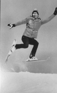 Ameriški umetnostni drsalec Jimmy Maden med baletom leta 1930 na svojih kratkih smučeh JLM (New England Ski Museum, Franconia, New Hampshire, ZDA).