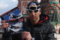 Avtor knjige Sandi Murovec s prevodom knjige Na kanto v ruščini v Moskvi na Rdečem trgu leta 2008 (demonstracije Sandi Murovec, foto: Aleš Fevžer, 2006, 2008).