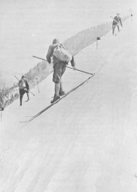 Del slaloma (orig.: Torlauf), ki ga je postavil Mathias Zdarsky leta 1905 na Muckenkoglu v Avstriji. Tekmovalci so morali z nahrbtniki enake teže na ramenih, saj so bili takrat smučarji navdušeni nad turno smuko in so imeli s seboj hrano, pijačo in rezervne oblačila.
