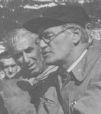 Levo Hannes Schneider in ob njem Sir Arnold Lunn – očeta tekmovanja Arlberg-Kandahar v smuku in slalomu leta 1928 v St. Antonu v Avstriji.