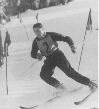 Najboljši slovenski alpski smučar takoj po 2. svetovni vojni Tine Mulej med treningom slaloma pred jugoslovanskim državnim prvenstvom na Kopaoniku v Srbiji leta 1949. Značilni Mulejev odklon in nizka slalom preža.