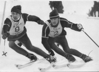 Fotomontaža zavoja ob istih slalom vratcih dveh vrhunskih alpskih tekmovalcev poznih šestdesetih let Avstrijca Karla Schranza (levo) in Francoza Jeana-Clauda Killya (1965).