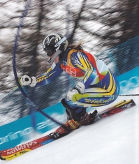 vedinja Anja Paerson, mojstrica slalom zavojev na zareznih smučeh med slalom vratci s pregibnimi kolci smuča leta 2006 v Torinu svoji zlati olimpijski kolajni nasproti.