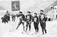 Francoski z obvezno baretko, podobno kot poštariji (1908).