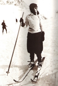 Smučarka iz leta 1920, ko je že nosila vrsto spodrecanega krila in hlač.