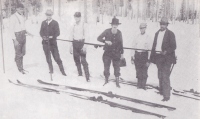 Verjetno najdaljša ameriška hitrostna smučka, dolga okoli 4, 50 m.
