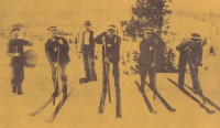 Start hitrostne tekme Alturas Ski Club okoli 1870. Štarter je za štart udaril na boben.