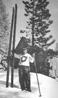 Ponosni ameriški hitrostni smučar z znakom svojega kluba (okoli 1900).