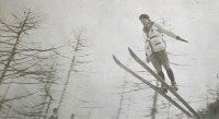 Francoz Martial Payot iz Chamonixa je pre dolimpijskimi igrami skakal že na Holmenkollnu na povabilo Norvežanov. Na sliki v pokončni drži na ZOI leta 1924 v Chamonixu.