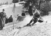 Nizozemska baronesa Schimmenninck van de Oije je tekmovala na ZOI leta 1936 v GA-PA v alpskih disciplinah kar v krilu.