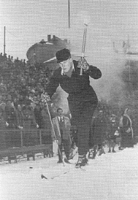 Olimpijski ogenj za zimske igre so prvič prižgali leta 1952, ko so bile igre v Oslu na Norveškem. Skromno ognjišče na domu očeta telemarka Sondreja Norheima v Øverbøju nad Morgedalom je služilo za prižiganje bakle, ki jo je prinesel Egil Nansen na stadion v Oslu, vnuk Fridtjofa Nansena, znamenitega raziskovalca na smučeh severnih belih puščav.