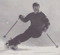 Norvežan Stein Eriksen je izskočlil iz Skandinavskega okvira, saj ni ne skakal, ne tekel. Posvetil se je alpskemu tekmovalnemu smučanju in osvojil doma v Oslu na ZOI leta 1952 prvo mesto v veleslalomu, nato leta 1954 v švedskem Åreju na svetovnem prvenstvu še prva mesta v slalomu, veleslalomu in alpski kombinaciji. Takoj se je odselil v ZDA, tam ustanovil smučarsko šolo in uspešno nastopal še kot akrobatski smučar za privabitev klientov.