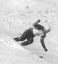 Avstrijec Toni Sailer je prvi osvojil vse tri alpske kolajne na olimpijskih igrah, Cortina d’Ampezzo, Italija leta 1956: slalom, veleslalom in smuk, ter hkrati postal svetovni prvak v alpski kombinaciji, ki ni štela za olimpijske igre.