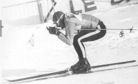 Francoz Jean Vuarnet je izpopolnil tehniko v smuku s položajem jajce in zmagal v smuku na olimpijskih igrah leta 1960 v Squaw Valleyu v ZDA.