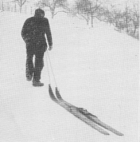 Vleka smuči na Pohorju s pomočjo vrvice.