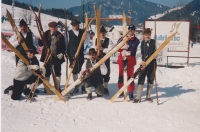 Skupine Edmunda Čibeja Društva Gora s Predmeje nad Ajdovščino je bila slovenska prva organizirana druščina smučarjev po starem, ki je nastopala doma in v tujini s prikazom stare telemark tehnike smučanja, kakor je smučal in učil nadučitelj Čibej smučanje na Trnovski planoti po letu 1900. Na sliki skupina leta 1996 v Kranjski Gori.