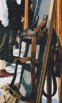 Na prireditvah smučanja po starem je možno videti zanimive smučarske izdelke. Na sliki doma narejeno, na svetu redek primerek usnjenega stremena (Soška dolina 1901).