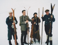 Skupina smučarjev po starem iz Ajdovščine. Z leve: Andrej Batagelj, Borut Batagelj, Barbara Trošt in oče Marjan Batagelj.