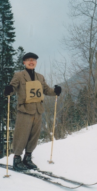 Japonec Hiroshi Arai, zgodovinar smučanja, redno hodi v Evropo in ZDA. Na prireditvi v Műrzzuschlagu leta 1999 nastopa kot smučar iz obdobja arlberške tehnike smučanja po Hannesu Schneiderja iz dvajsetih in tridesetih let 20. stoletja.