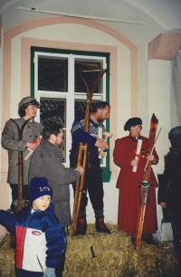 Nostalski Műrzzuschlag 1999: zmagovalni oder iz slamnatih bal. Z leve na odru: Borut Batagelj (2. mesto), domačin (1. mesto) in Anja Žnidarič (3. mesto). Oba Slovenca sta člana Skupine smučarjev po starem Batagelj iz Ajdovščine.