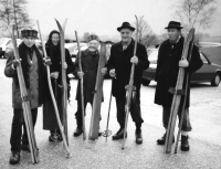 Skupina Bločanov, ki so prikazali bloško starosvetno smučanje na prireditvi Emaus na velikonočni ponedeljek na Kaninu nad Bovcem (2003). Drugi z desne je duša bloškega smučanja Franc Škrabec.