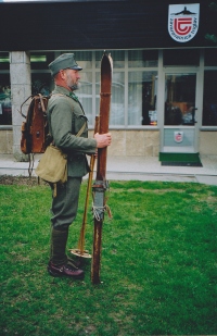Brane Tavčar iz vasi Dorfarje blizu Škofje Loke, član skupine Suha špaga, je naročil krojaču izdelavo avstro-ogrske vojašne uniforme iz 1. svetovne vojne in uspešno nastopa doma in v tujini.