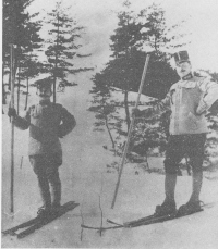 Avstroogrski major von Lerch na obisku na Japonskem leta 1911, ko je prikazal japonskemu majorju Horiuchiju lileinfeldsko tehniko smučanja.