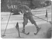 Slalom okoli 1930 s smučanjem med vratci v plužni arlberški tehniki.