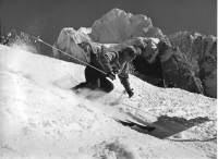 Naša prva smučarka olimpijka leta 1956 Slava Zupančič iz Primskovega pri Kranju je s vojo tehniko včasih premagovala celo nekatere najboljše Avstrijke (Grindelwald, Švica 1955).