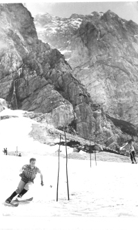 Poletni trening državne alpske reprezentance Jugoslavije leta 1962 s samimi Slovenci na plazu pod Prisojnikom na Vršiču. Tekmovalci so morali peš v hrib, medtem ko so Avstrijci trenirali ob žičnicah na ledenikih. Aleš Guček s tehniko prestopanj v nasprotnem sukanju ramen med veleslalomskimi vratci.
