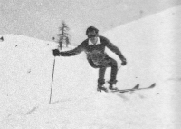 Aleš Guček, nekdaj aktivni učitelj smučanja, med zavojem na grbini (1971).