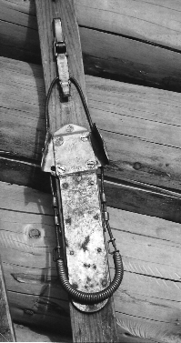 Švicar Fritz Heuge s svojim patentom kandahar vezi iz leta 1933, ki je bila izjemno ustrezna dolga desetletja za turno in alpsko smučanja in tudi skakalce.