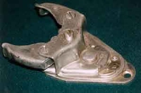Nemška tovarna Marker je v drugi polovici 1950-ih let ponudila smučarjev varnostno glavo in vrtljivo petno vez. Zaradi draginje so patent kar ukradla tovarna Elra v Škofji Loki in alpski smučar, olimpijec leta 1956 Jože Ilija in izdelali manjše število »marker« vezi.