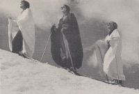 Vzpon smučarjev peš s smučmi na nogah s Thirringovimi plašči (1938).