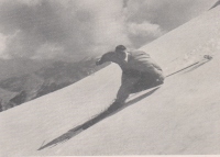 Smučar med zavojem hitrega smuk na ledeniku pod Grossgloknerjem junija 1937.