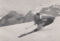 Južnotirolec Leo Gaperl je leta 1932 na hitrostnih tekmah v St. Moritzu smučal najhitreje s 136 km/h. Po drugi vojni se je preselil v Cervinijo, kjer je še vedno tekmoval na Plateau Rosa na hitrostnih smučarskih tekmah. Tam je imel odlično športno trgovino. Na fotografiji: med treningom junija na Glocknerrennen.