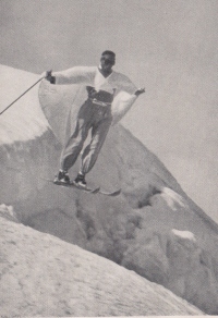Terenski skok preko ledeniške razpoke s pomočjo netopirskega plašča (1938).