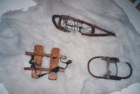 Različne vrste enostavnih krpelj, zgoraj tako imenovane kanadke (Wintersportmuseum Mürzzuschlag, Avstrija).