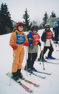 Smučarski tečaji so najbolj varni, saj učitelj smučanja skrbi za varnost na urejenih smučiščih (Les Houches - Chamonix, Francija, 2001). Takšen način smučanja sodi med terensko smučanje.