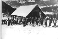 Množični smučarski tečaj leta 1935 na Slatni tik pod Domom Ilirija v Planici.
