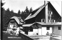 Na desni Dom Ilirija, na levi depandansa, v ospredju desno del bazena, ko spomladi v njem še ni bilo vode (razglednica iz leta 1948).