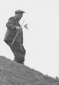 Inž. Stanko Bloudek ni samo načrtoval letalnic v Planici po letu 1935, temveč tudi sam preverjal izvršena gradbena dela.