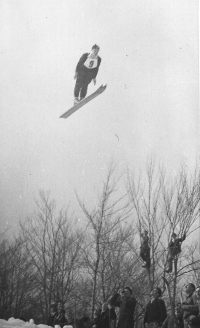 Norvežan Birger Ruud med skokom 92 m leta 1934 v lepo prikazanem upognjenem slogu Kongsberg, v svetu znanem kot Konsberg bend style.