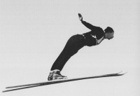 Rudi Finžgar, imenovan planiški junak, naj bi poletel po nekaterih podatkih 95 m leta 1941 in šele leta 1947 102 m, kar se je sicer zgodilo že leta 1941.