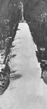 Planiška 125 m velikanka leta 1949. Bloudek si ni upal naenkrat zgraditi skakalnice od 100 m na 125, temveč jo je skoraj vsako leto za malo povečal in ugotavljal, kako se obnaša. Bloudkov tipični empirični pristop.